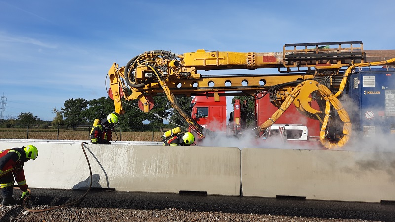 Einsatzfoto 2023/47 LKW-Brand BAB5 - ...
